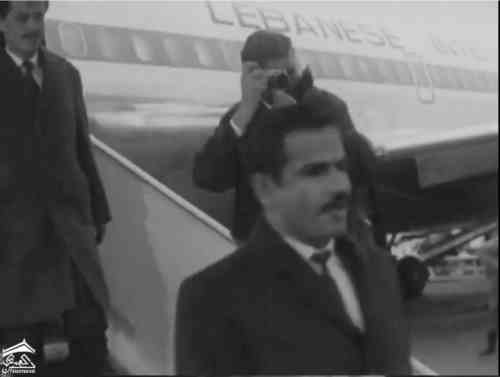 فيصل عبداللطيف الشعبي نازلا من احدى الطائرات للمشاركه في مفاوضات الاستقلال في جنيف سويسرا نوفمبر 1967م