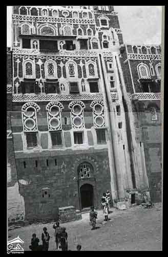 في المدينة العربية. زجاج ملون من الألباستر ونوافذ صغيرة بدون زجاج (القرن السادس عشر). لاحظ الشقين المتوازيين على اليمين اللذين تم استخدامهما لتدفق الماء