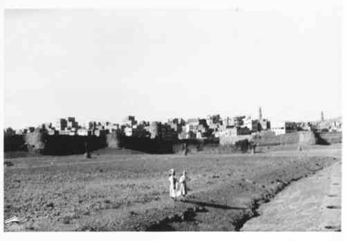 خارج اسوار صنعاء الصورة للجيولوجي الالماني إريك هولم فون بروش التقطت ما بين الاعوام 1954-1956م