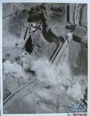 صورة توثف عملية تدمير معلم تاريخي يمني "جسر العقبه" 1963م بحجة التوسعة