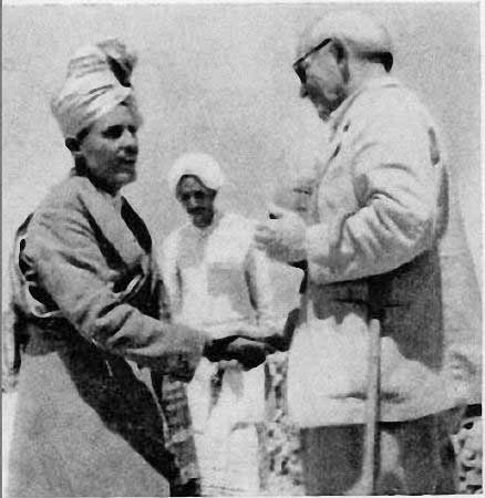 حاكم عدن السير هيكن بوثم اثناء استقبال السلطان عيدروس له في قلعة القاره