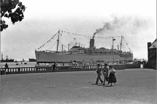 سفينة الركاب ستراثيدن في ميناء عدن في يوم التتويج عام 1953