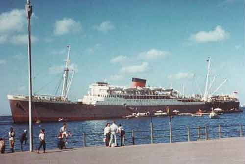 سفينة الركاب قلعة وارويك في عدن خمسينيات القرن الماضي