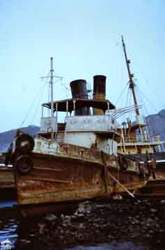 اثنان جنود بريطانيين في احد شوارع التواهي المؤدي الى الميناء في 1950م