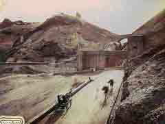 صورة قديمة لعقبة عدن وبوابتها وجسرها